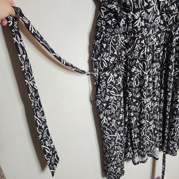 NWT Torrid Hearts Print Mini Studio Knit Surplice Dress Black White 6X Pockets - Picture 7 of 16